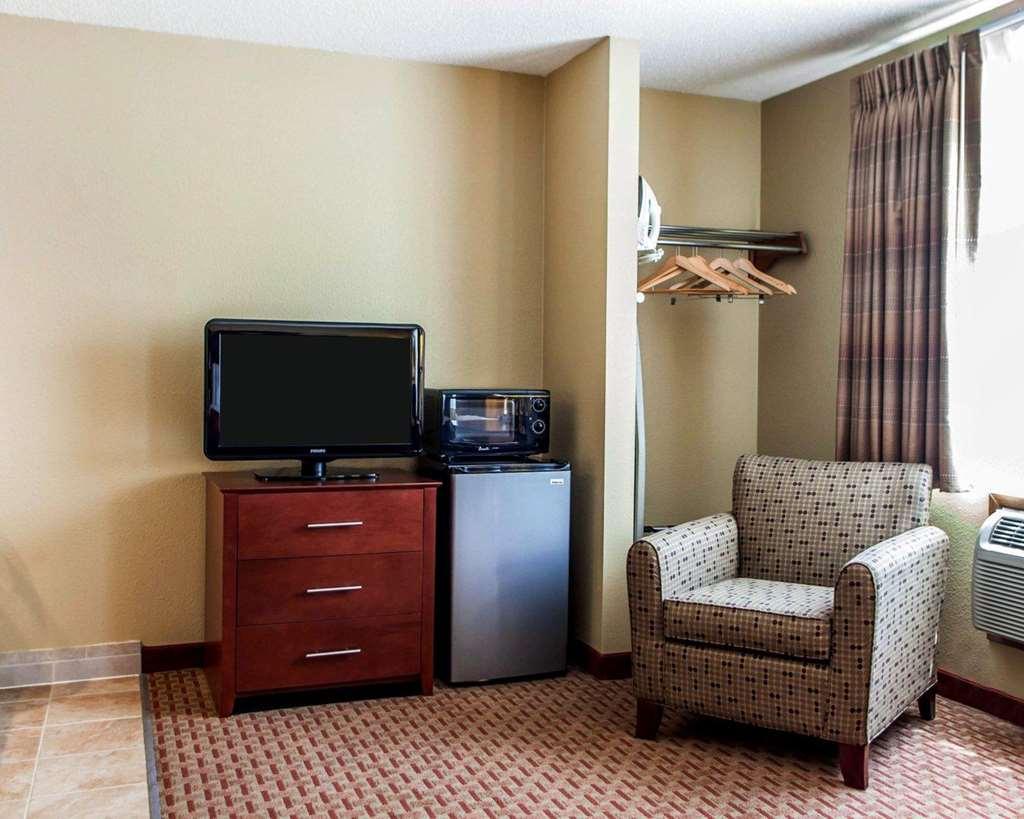 Quality Inn & Suites Davenport Room photo